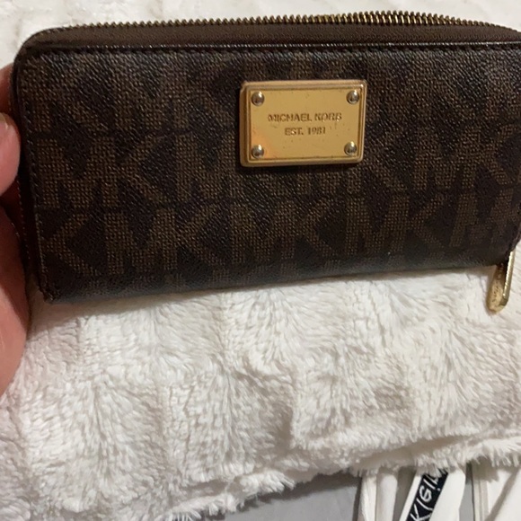 Michael kors  signature Jet set zip around ! - Picture 9 of 13